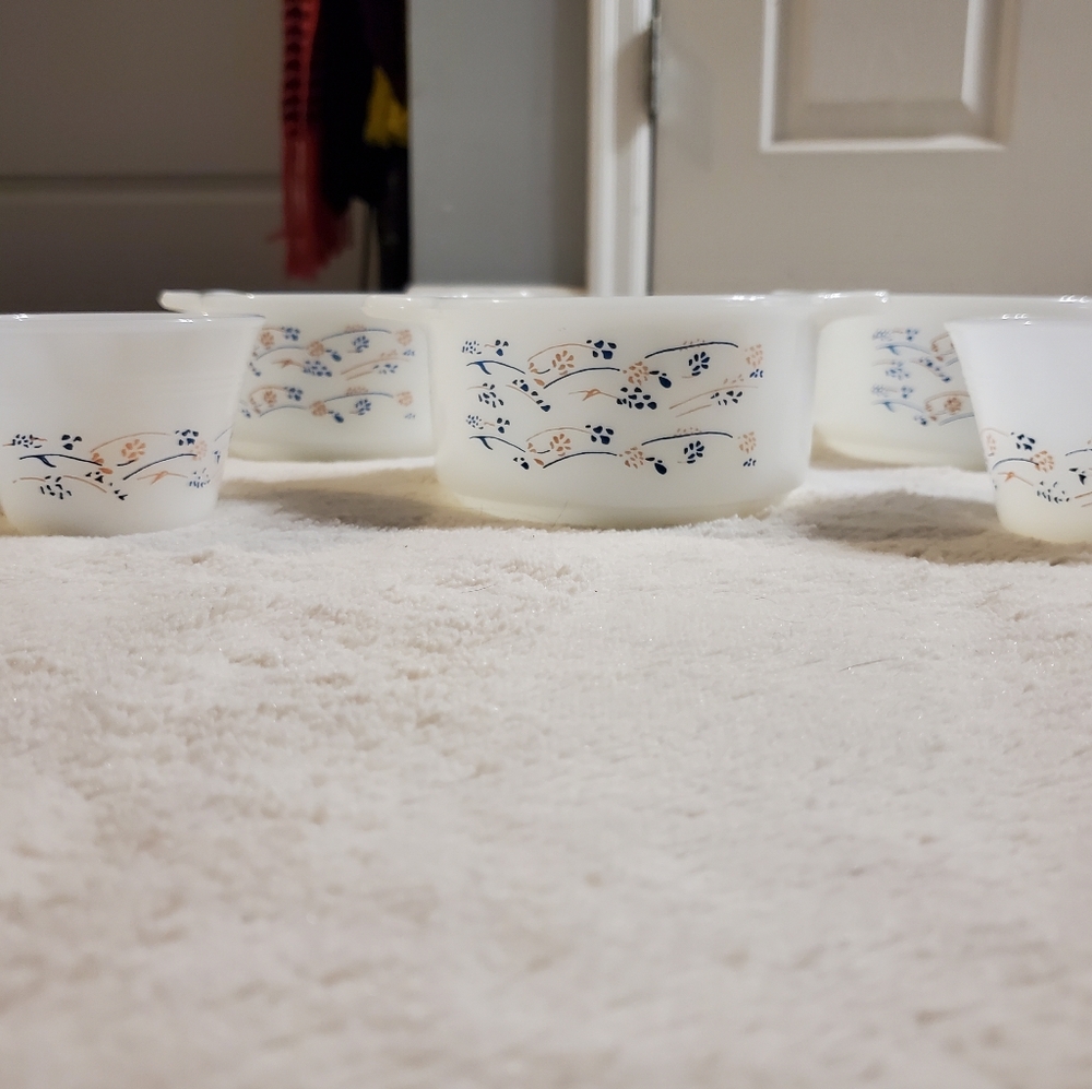 Vintage Pyrex 6 piece set. White with Blue flowers. No lids.